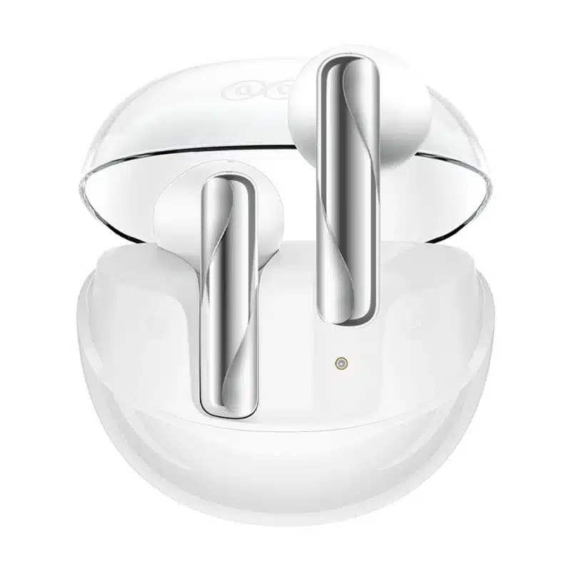 تصویر هندزفری بلوتوث QCY مدل Alibuds Clear با رنگ مشکی که در کنار جعبه شارژ خود قرار دارد. این محصول دارای طراحی جمع‌وجور و سبک است